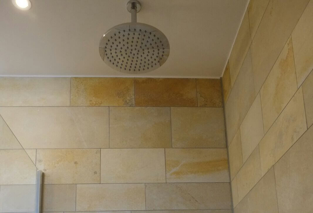 Dusche mit Solnhofer Platten verlegt